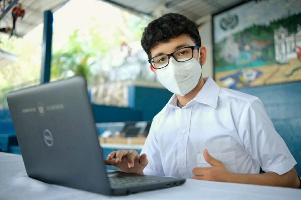 Fotogalería Gobierno continúa entrega de computadoras a estudiantes